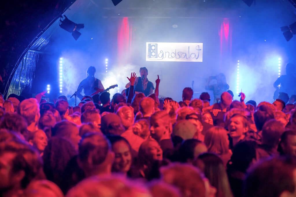 Båndsalat-koncert med dansende publikum