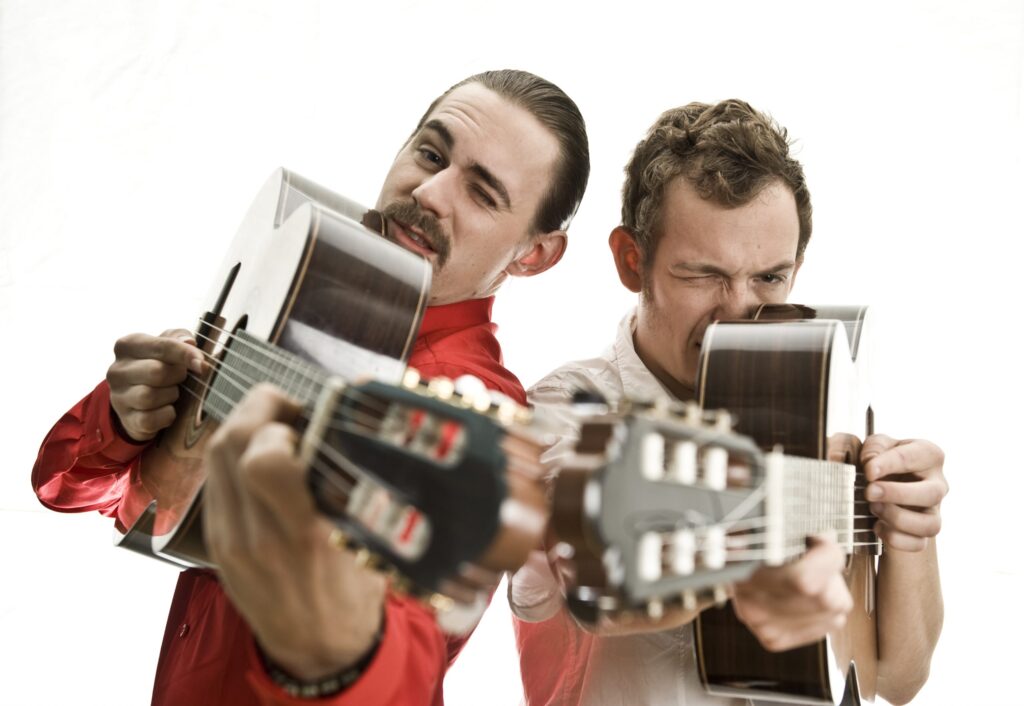Copenhagen Guitar Duo med resonator-guitarer i røde skjorter