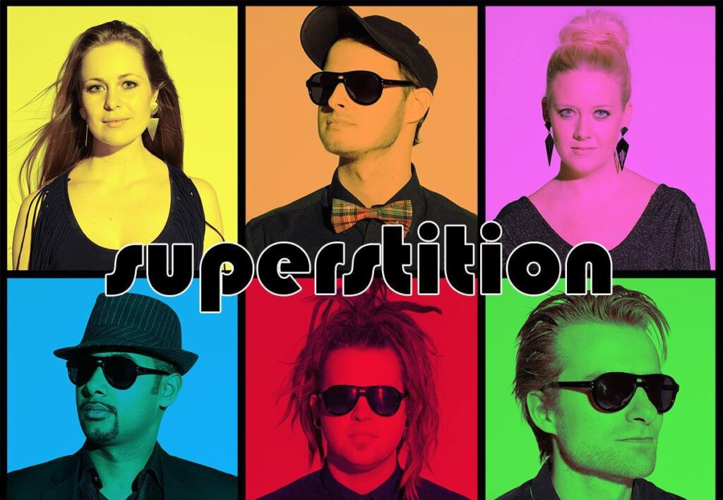 Superstition i pop-art-collage med bandets navn