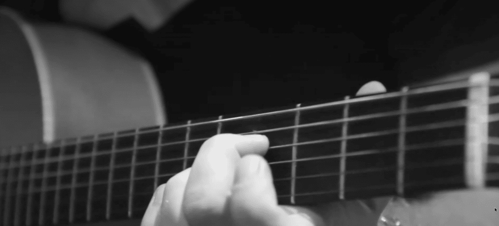 Vestbo Duo, nærbillede af hånd på guitar