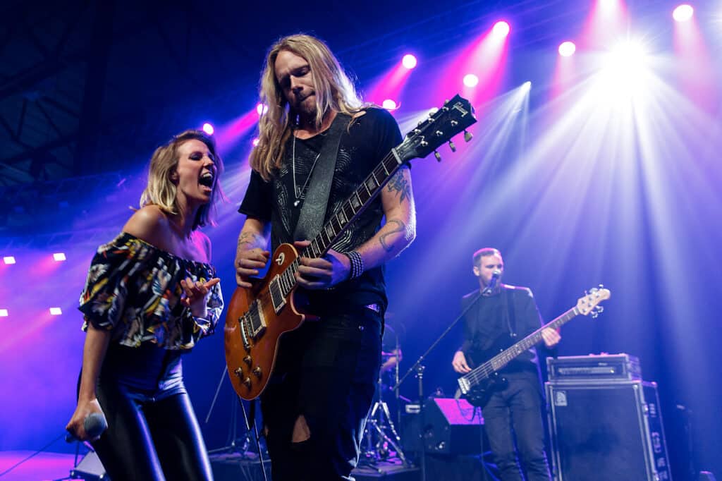 Stagebreakers med kvindelig sanger i lilla lys