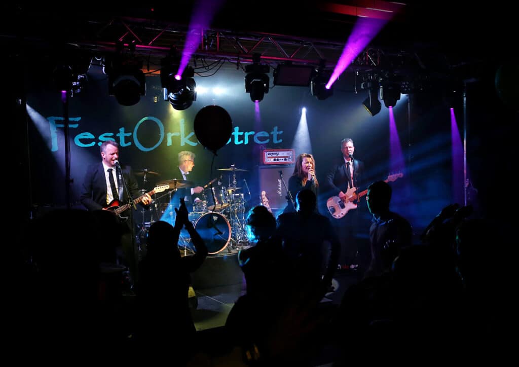 Festorkestret på scenen, totalbillede