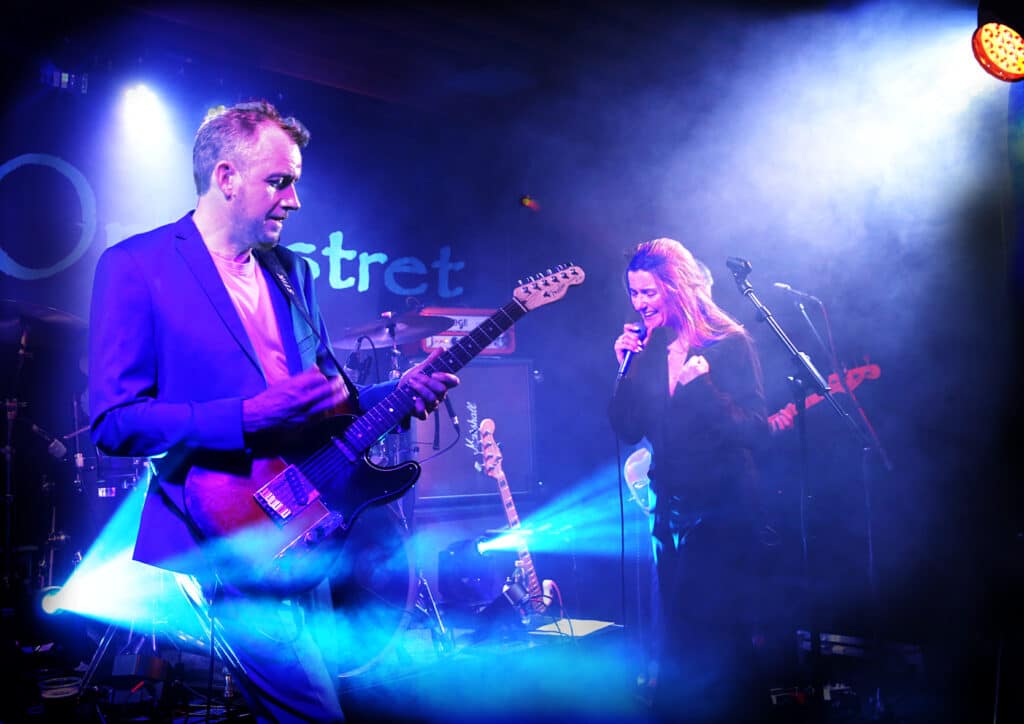 Festorkestret, guitarist i blåt lys