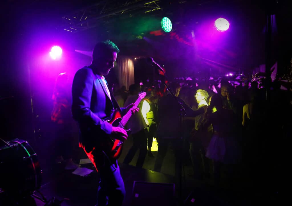 Festorkestret spiller live i lilla lys