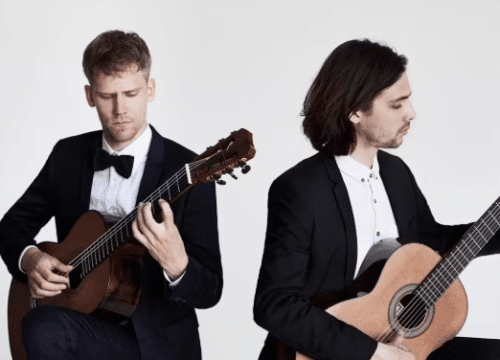 Aros Guitar Duo, mand og kvinde med klassiske guitarer