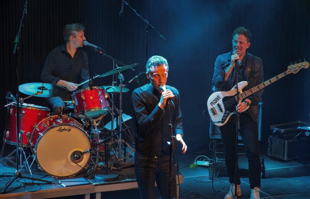 LuxDeLight spiller på scenen med trommer og guitarer