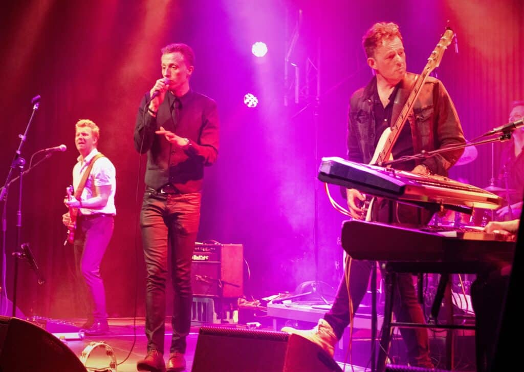 LuxDeLight spiller live i magenta lys