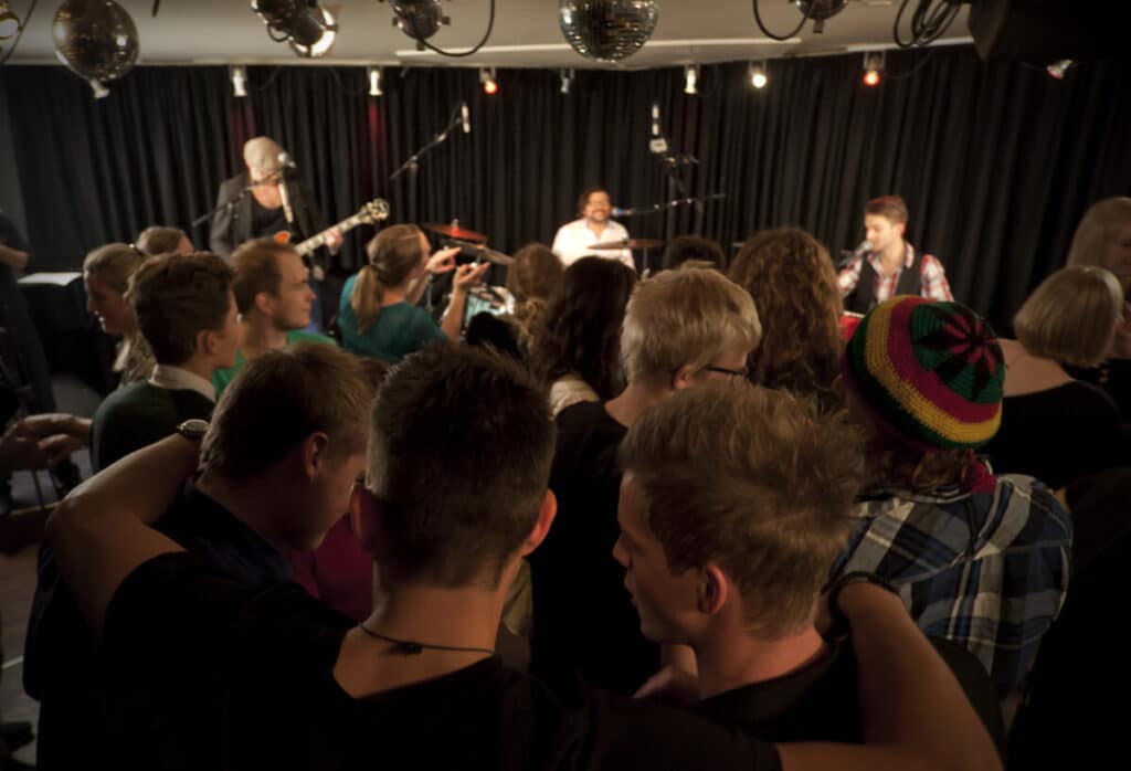 Clazified fejrer på scenen i varmt lys