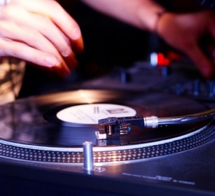 DJ Sune Kjær, pladespiller i rødt lys
