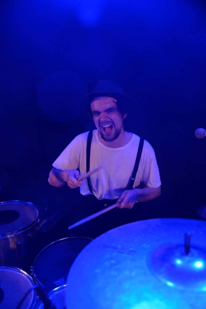 Suspenders, musiker på scenen i blåt lys