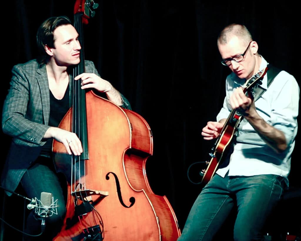 Duoism, to musikere med kontrabas og guitar udendørs