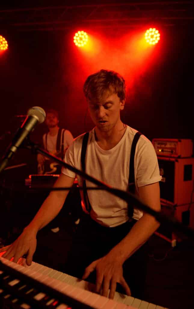 Suspenders, guitarist i grønt lys