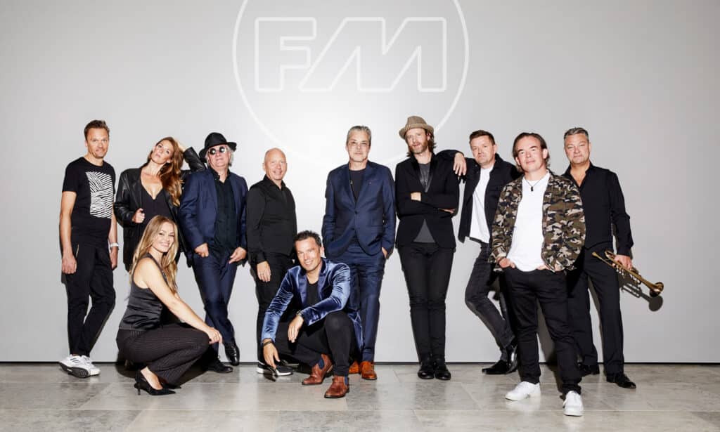 Festmaskinen, hele orkesteret poserer i studie