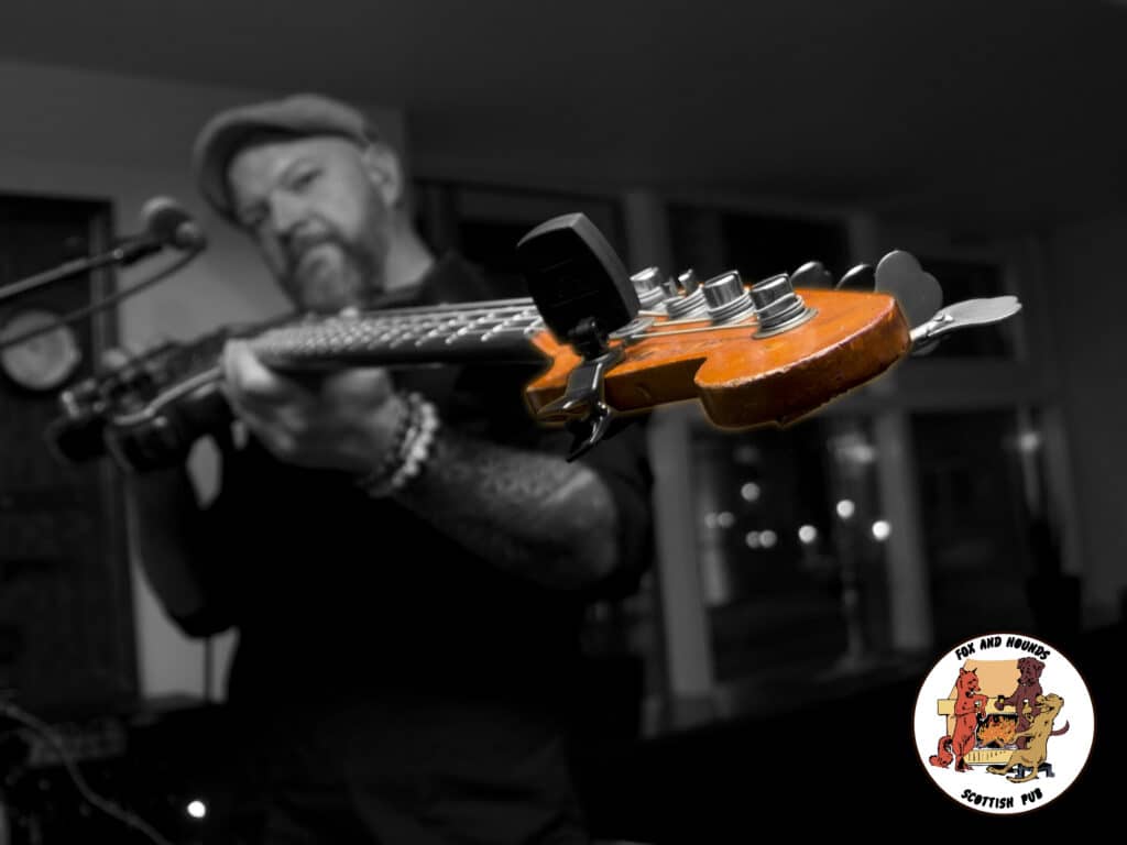 Turn Back, guitarist i modlys, sort-hvid