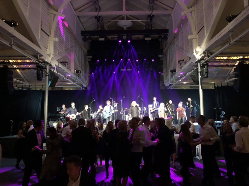 Festmaskinen spiller for stort publikum i lilla lys