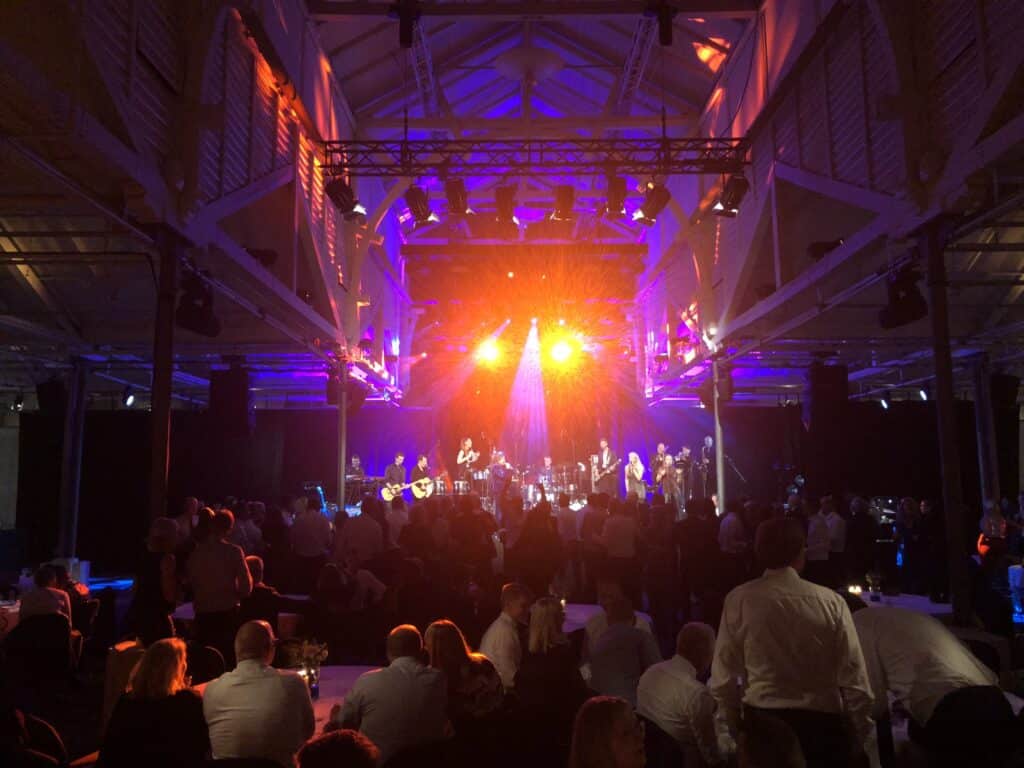 Festmaskinen-koncert i rødt og lilla lys