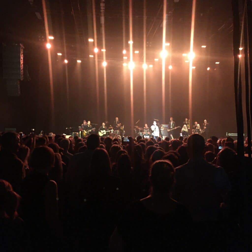 Festmaskinen på scenen med varme lys