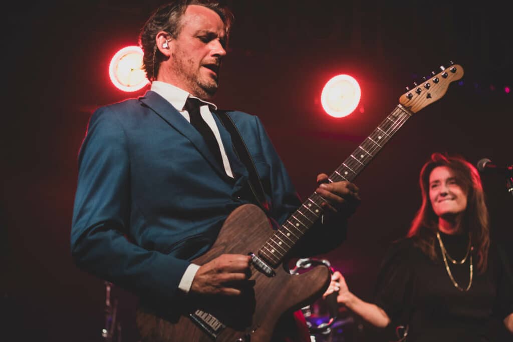 Festorkestret, guitarist og sanger på scenen