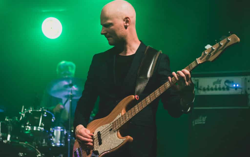 Festorkestret, guitarist i grønt lys