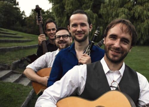Just Like Django, tre musikere udendørs