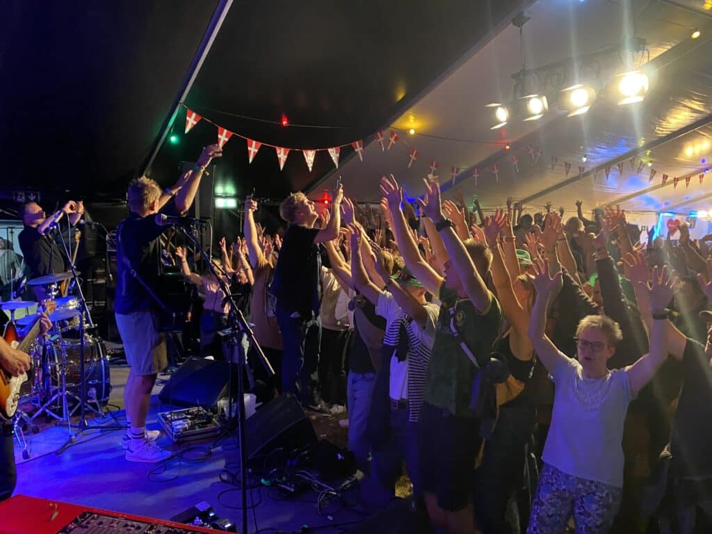Roger og Over-koncert med farverigt lys