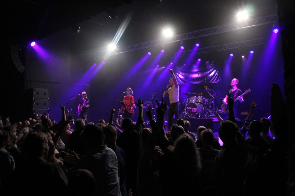 Flashback 80’s på scenen med hvide spotlights