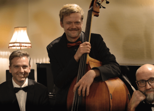 Jacob Venndts Fabulous Swingtrio, tre mand med kontrabas indendørs