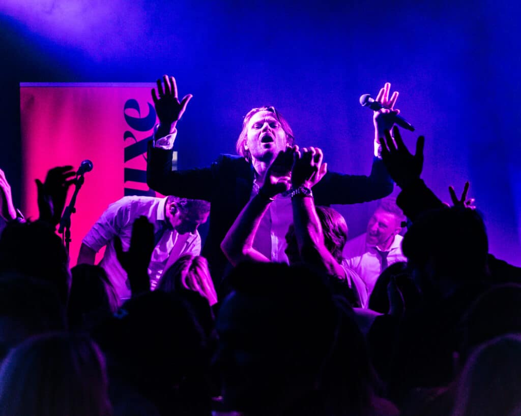 Live Deluxe spiller live i lilla lys