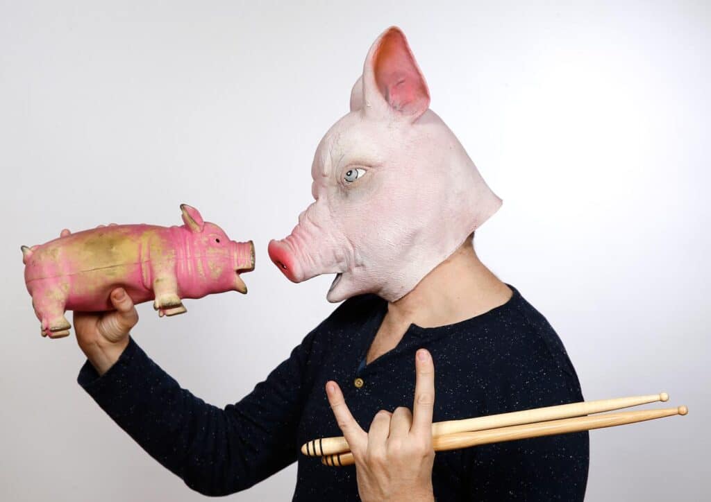 Kalles World Tour, mand med grisemaske og trommestikker