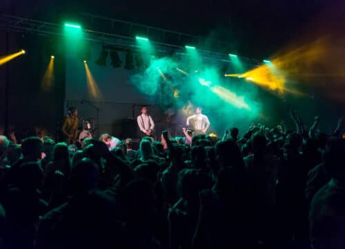 Beatroots spiller live i farvet scenelys