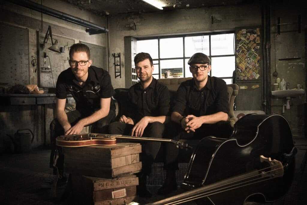 The Shakers, fire medlemmer i et industrielt lokale