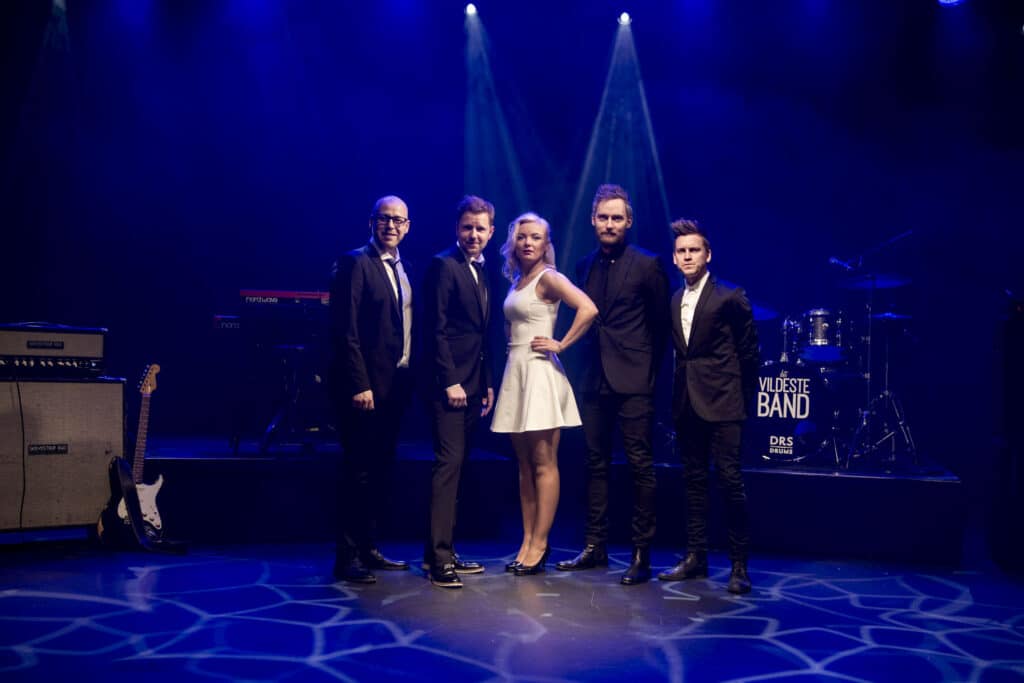 Det Vildeste Band, kvindelig sanger i hvidt på scenen