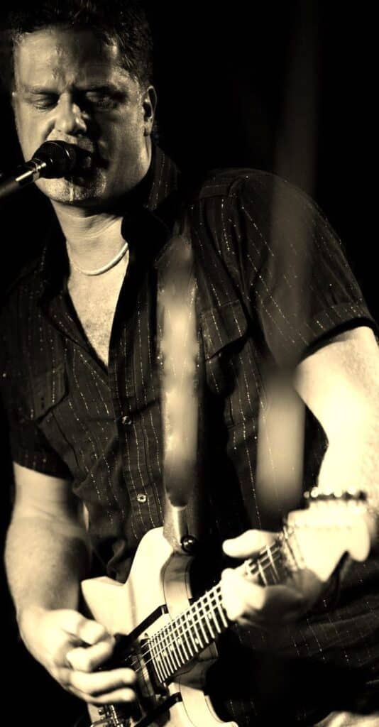 Turn Back, guitarist med langt hår, sort-hvid
