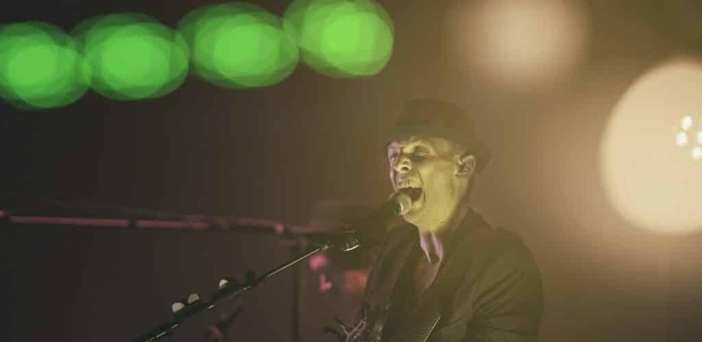 Okholm og Pistolerne, musiker på scenen i varmt lys