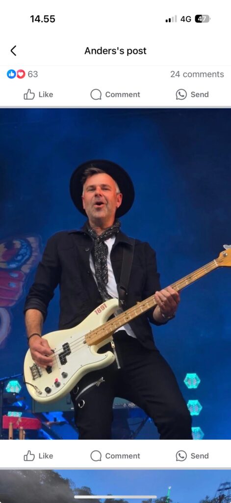 Party Police, guitarist på scenen i blåt lys