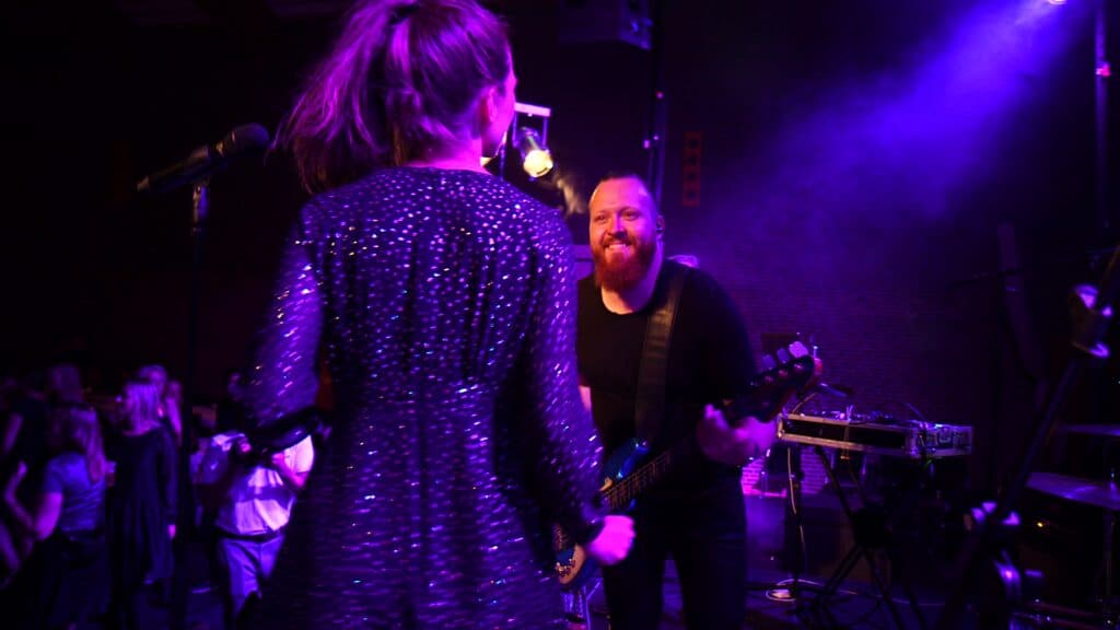 Popministeriet på scenen i lilla lys