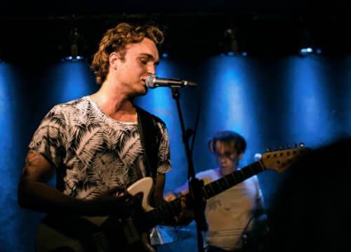 The Pop Guns på scenen i blåt lys