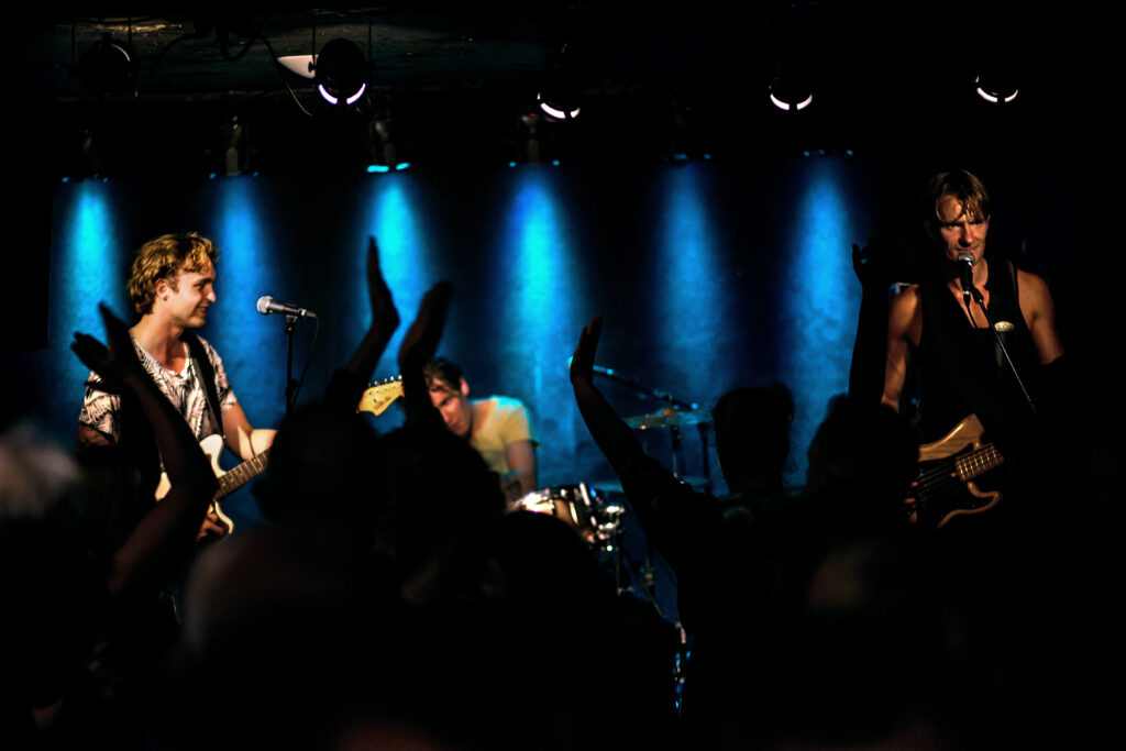 The Pop Guns spiller live i blåt lys
