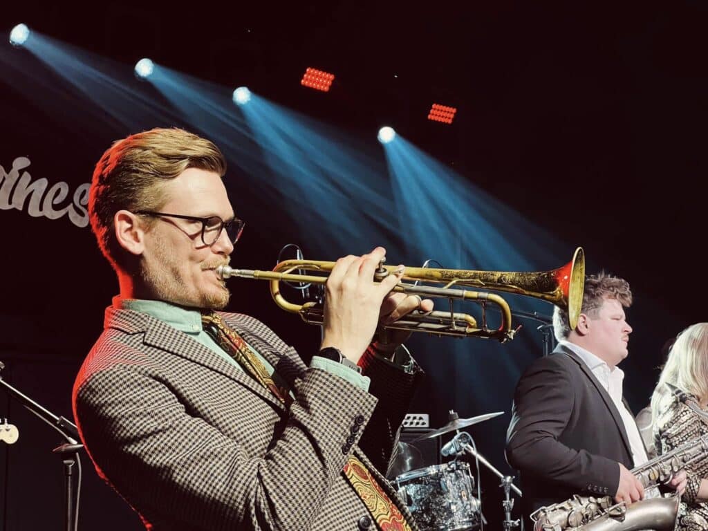 The Grapevines, trompetist i blåt lys