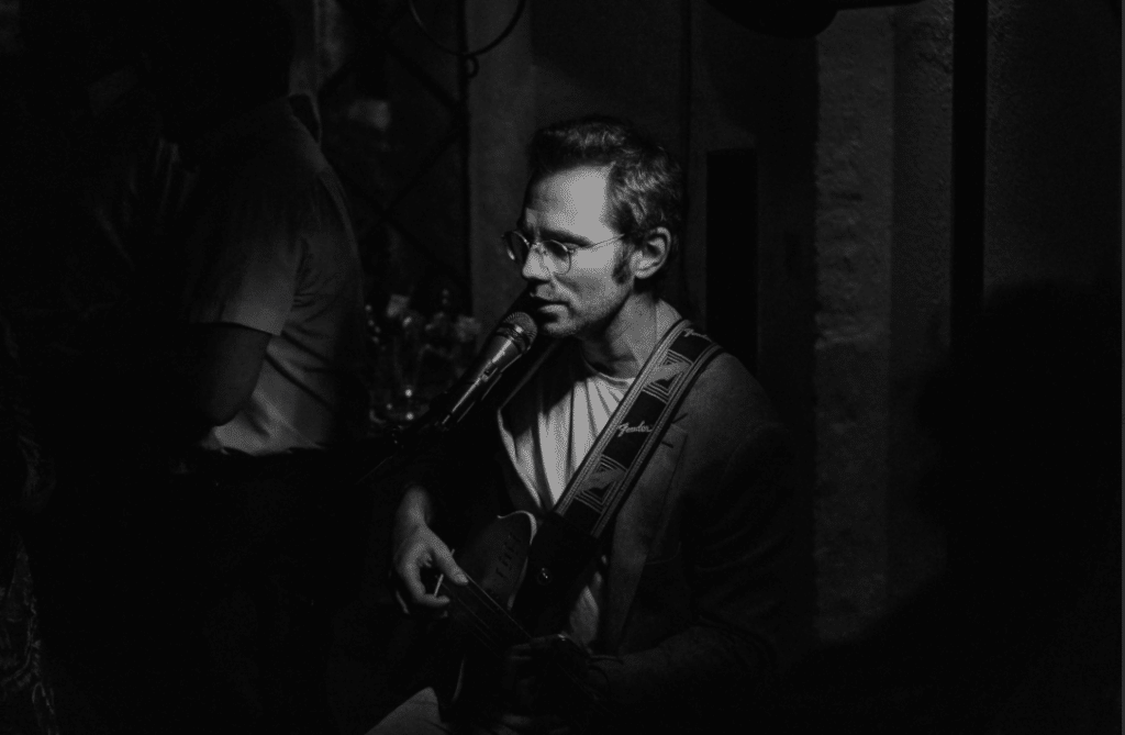 The Soulful Singer med guitar i dæmpet lys