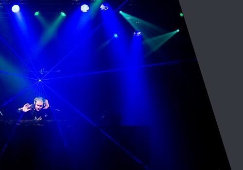 DJ Thomas Stadsvold, scene i blåt lys med DJ-navn