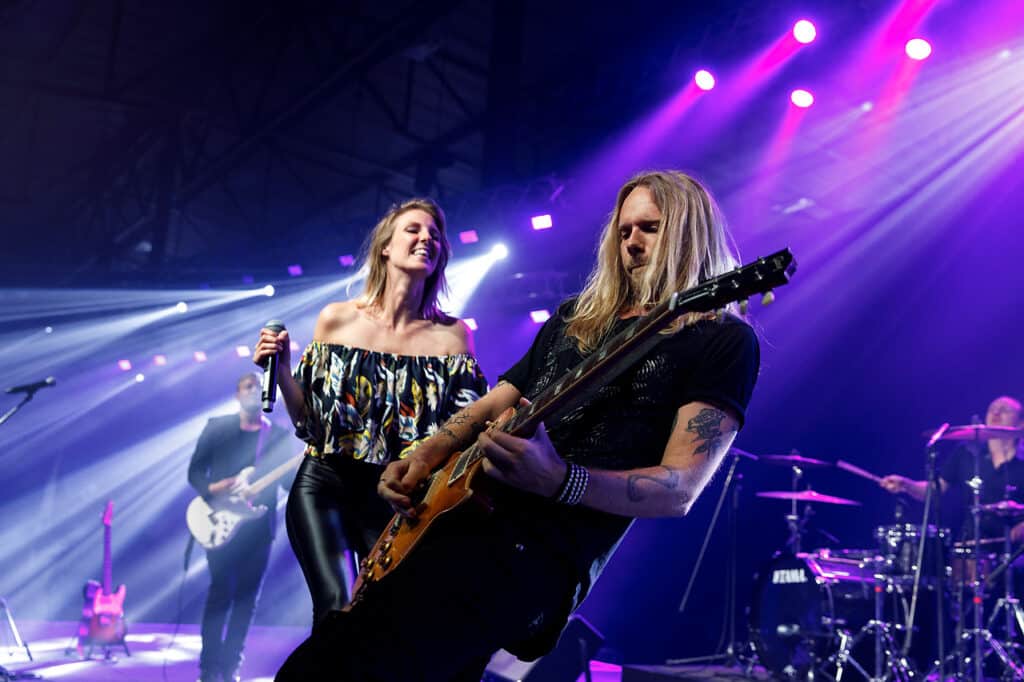 Stagebreakers spiller live i lilla og blåt lys