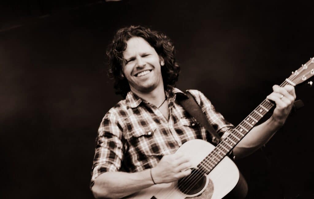 Creedence Tribute, guitarist spiller i varmt lys