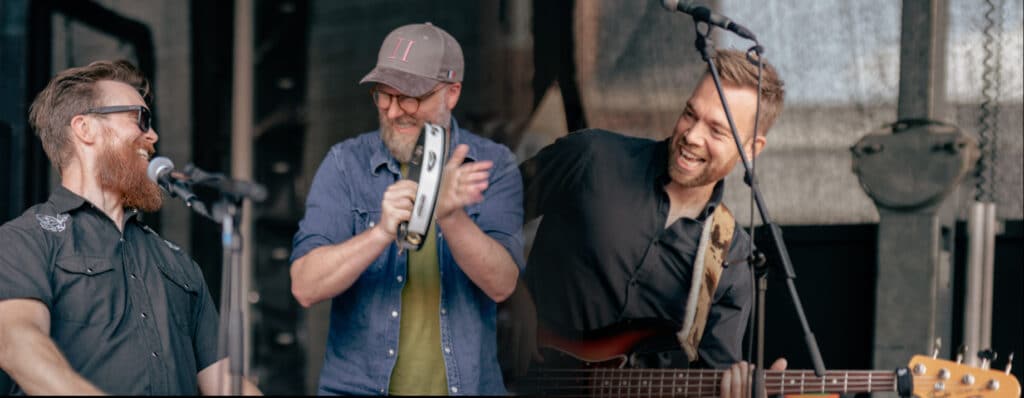 The Funky Butts spiller blæseinstrumenter udendørs