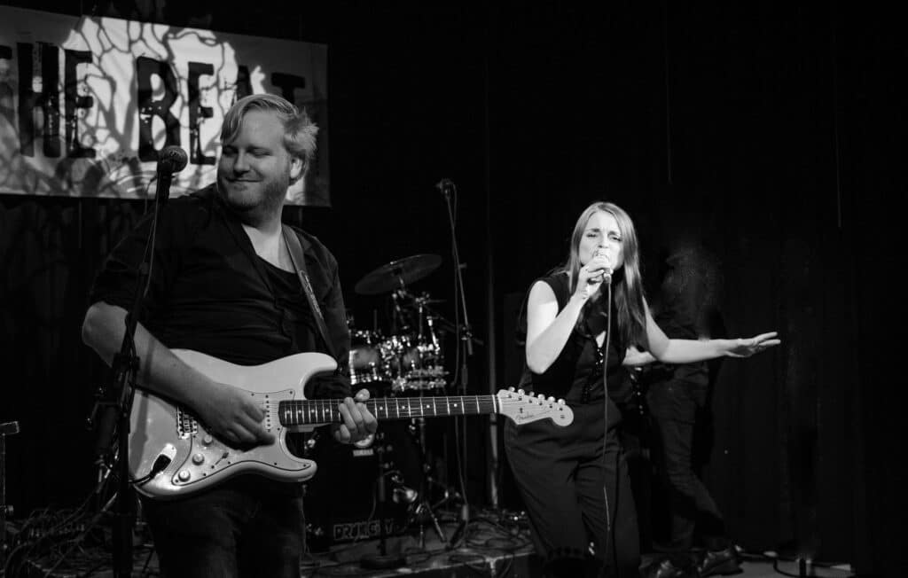 The Beat, sanger og guitarist på scenen
