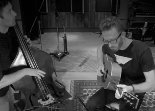 Vestbo Duo, musiker spiller kontrabas, sort-hvid