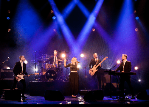 Årets Band på scenen i blåt lys