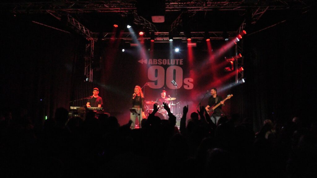 Absolute 90s på scenen i rødt lys, totalbillede