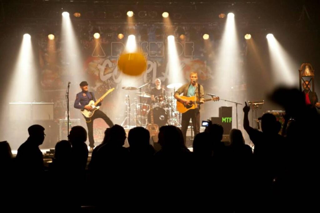 A Rush of Coldplay på scenen i hvidt lys