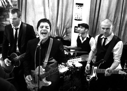 Personalet, tre musikere med guitarer i sort-hvid
